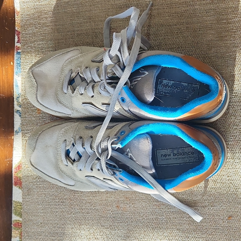 Tennis shoes